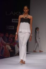 Model walk the ramp for Suhana Pittie Show at lakme fashion week 2012 Day 2 in Grand Hyatt, Mumbai on 3rd March 2012 (19).JPG